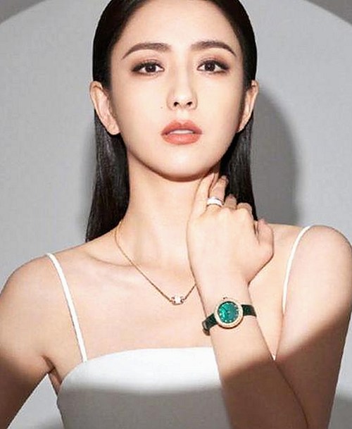 娱乐圈最新动态大放送，明星幕后故事一次看个够！